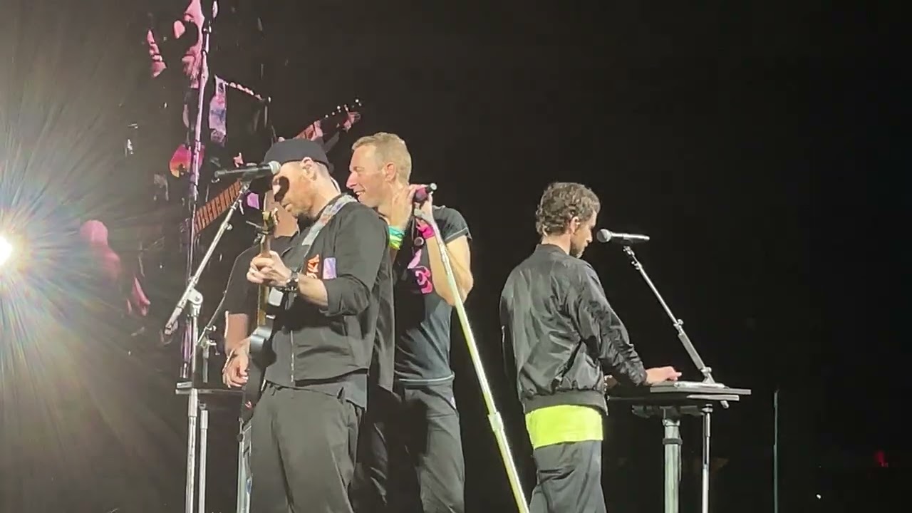 COLDPLAY - 18/Mar/2023 - Biutyful (feat. baisf.direitousp) / (ending) / One World (live São Paulo)
