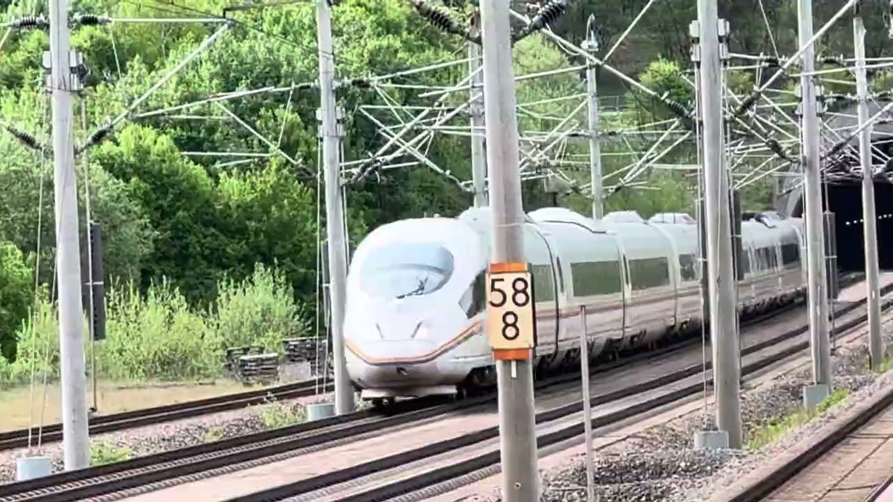 Der Sch&ouml;nen ICE 3 Rainbow f&auml;hrt durch den Kindinger Bahnhof