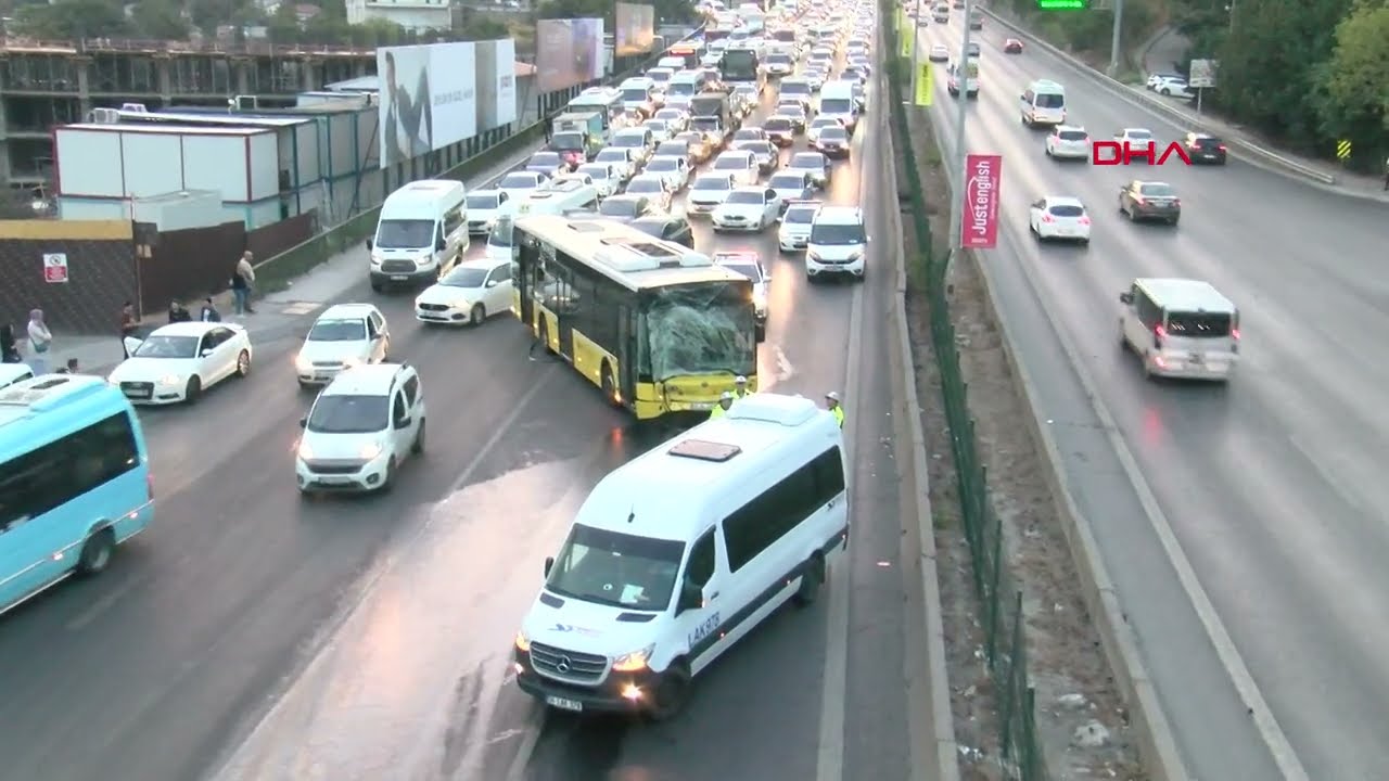 Kadıköy’de iki İETT otobüsü ile minibüsün karıştığı kazada trafik felç oldu
