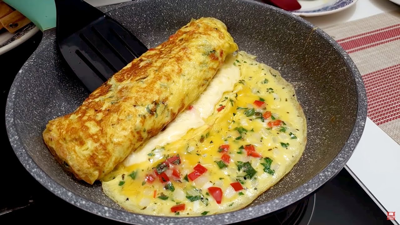 Rocambole de omelete  com recheio de queijo