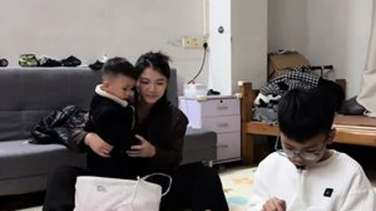 温馨的一家四口每天都是快乐得时光，今天做了一道蒜香鸡翅，味道美极了#记录真实生活#平平淡淡小日子 #生活vlog
