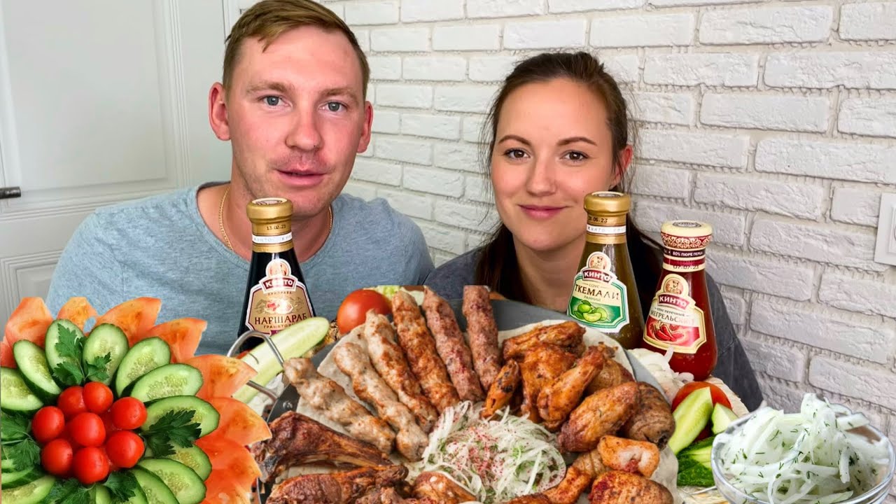 МУКБАНГ ШАШЛЫКИ куриный свиной Купаты Шампиньоны на гриле овощи соусы