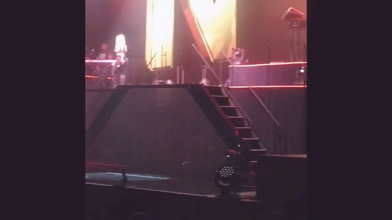 NICKI MINAJ AND ARIANA GRANDE @ T-MOBILE ARENA 2016