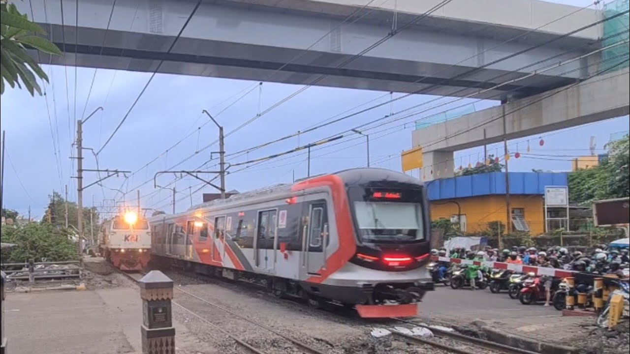 KUMPULAN KERETA API KRL RAMAINYA DI LINTAS PROYEK LRT MANGGARAI VELODROME JPL 40 PRAMUKA,KRL CHINA