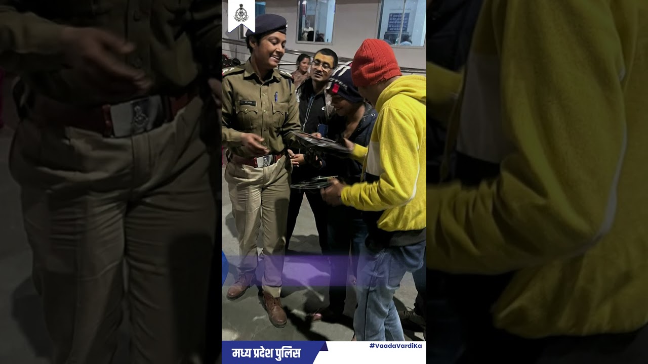 रेलवे स्टेशन पर ट्रेन का इंतजार कर रहे श्रद्धालुओं को सीहोर पुलिस द्वारा भोजन वितरण।