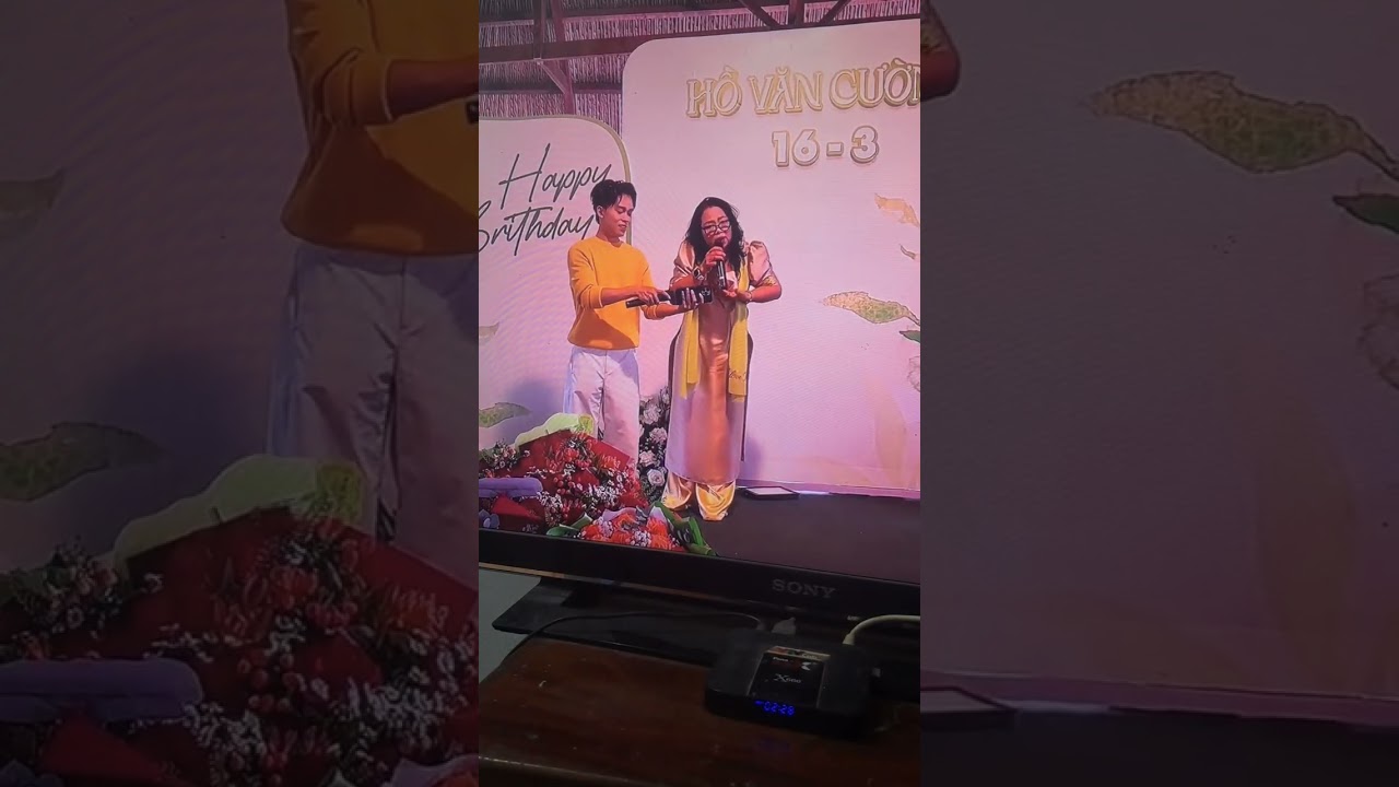 CÔ VÂN SÂM HÁT TẶNG FCXĐC BÀI HÁT RỒI CŨNG GIÀ NHÂN NGÀY SINH NHẬT CON CƯỜNG 15/3