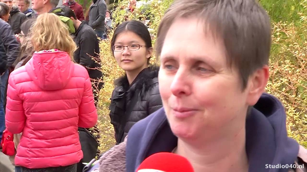 John Cleese opent Silly Walk-tunnel