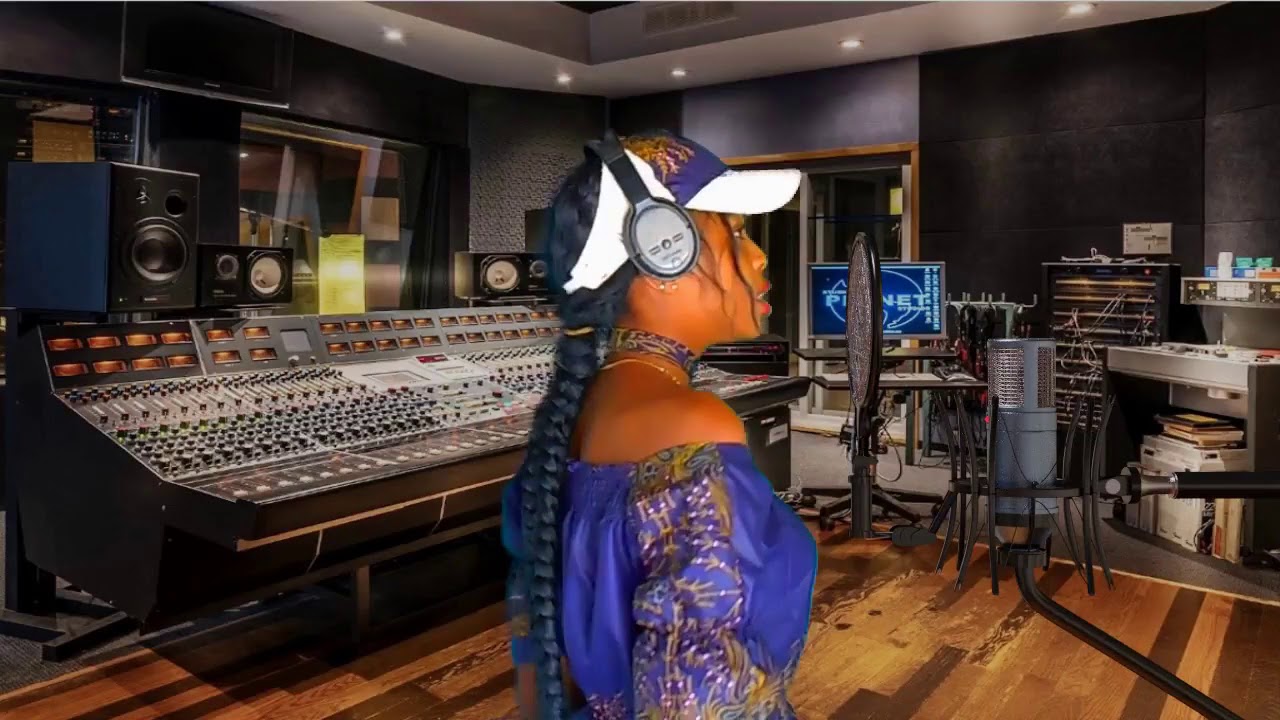 Tazama jinsi Mr.U.o.E (Francis Juma) alivyo mvua chupi huyu binti live studioni