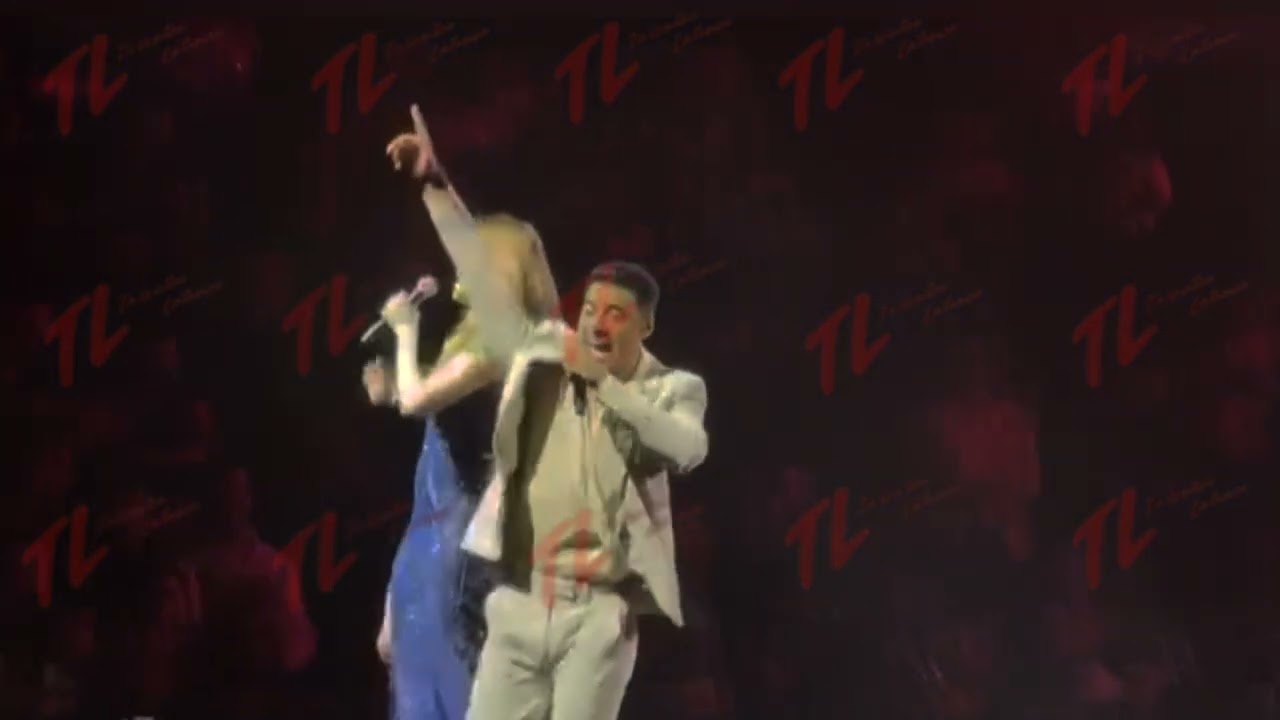 🚨CARLOS RIVERA y SU ESPOSA CANTAN JUNTOS Y SE  BESAN EN PLENO ESCENARIO❤️