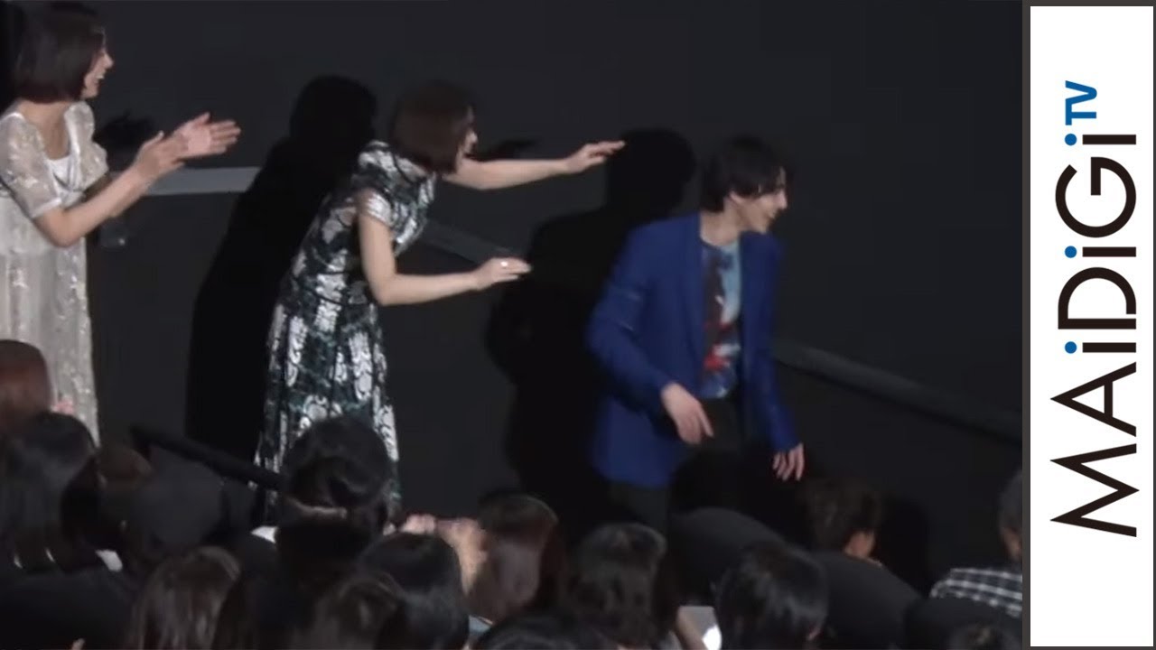 浜辺美波、入場コース間違うハプニング　森川葵が「みーたん！」と呼び止める　「映画 賭ケグルイ」初日舞台あいさつ