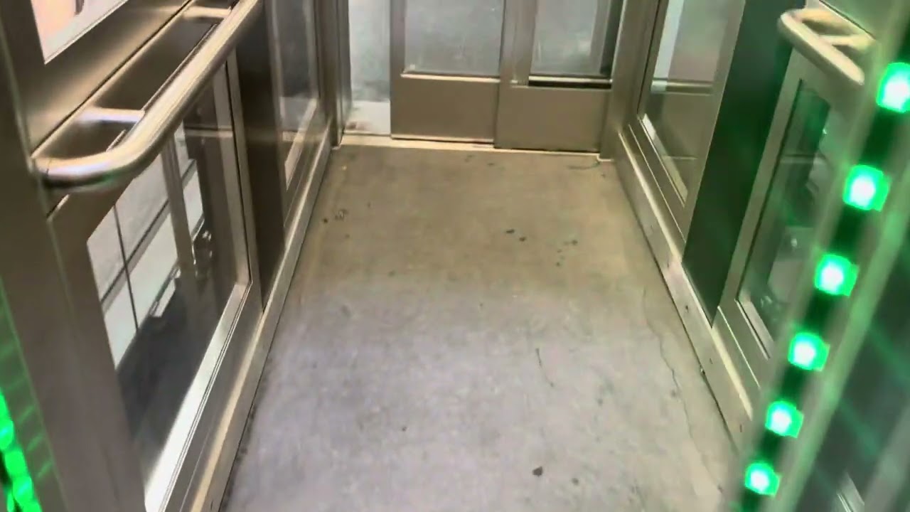 Brandneue Schindler Glasaufzüge im U-Bahnhof Mülheim Hbf