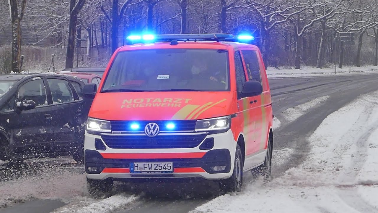 [SCHNEE HANNOVER] NEF5 der Berufsfeuerwehr Hannover auf Einsatzfahrt an der FRW5