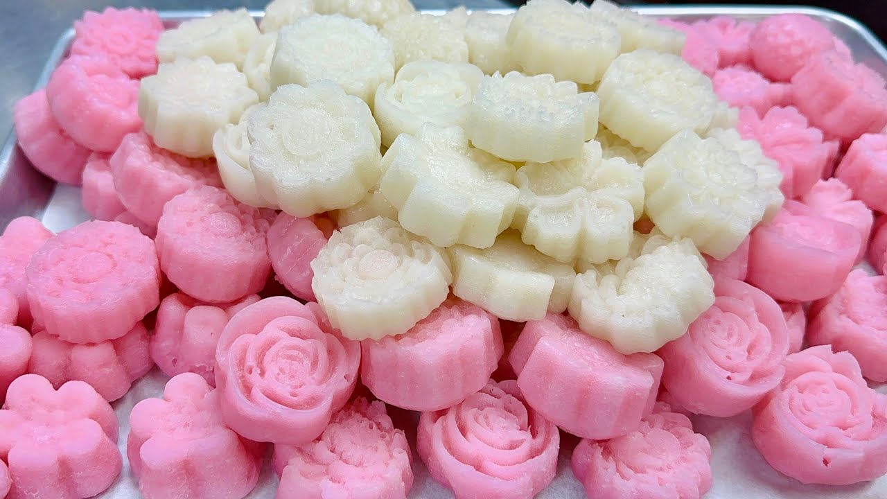 Steam rice cake in the shape of a flower mold
