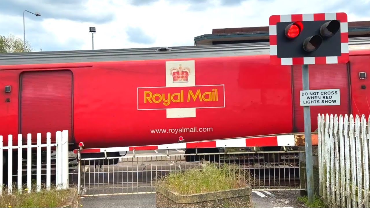 Class 325 'Royal Mail' Train Drag! Uttoxeter Pinfold Street Level Crossing, Staffordshire