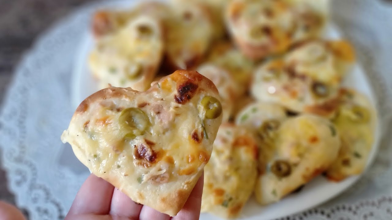 mini pizza boisiée 🍕🍕🍕 ميني   😍بيتزا على شكل قلوب ❤️ بالصلصة البيضاء قمة في الروعة 🥰