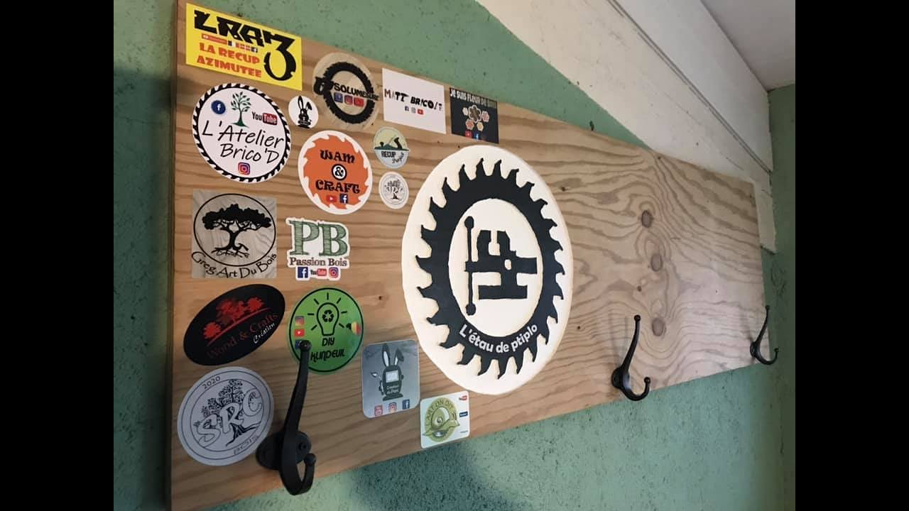 le coin des copains ( porte manteaux avec logo a la d&eacute;fonceuse)