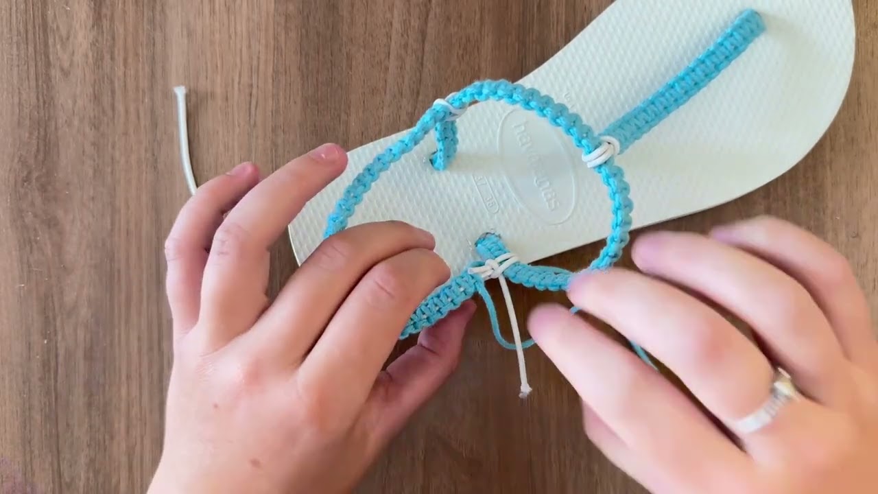 Acabamento na parte de trás do chinelo de um jeito que você nunca viu