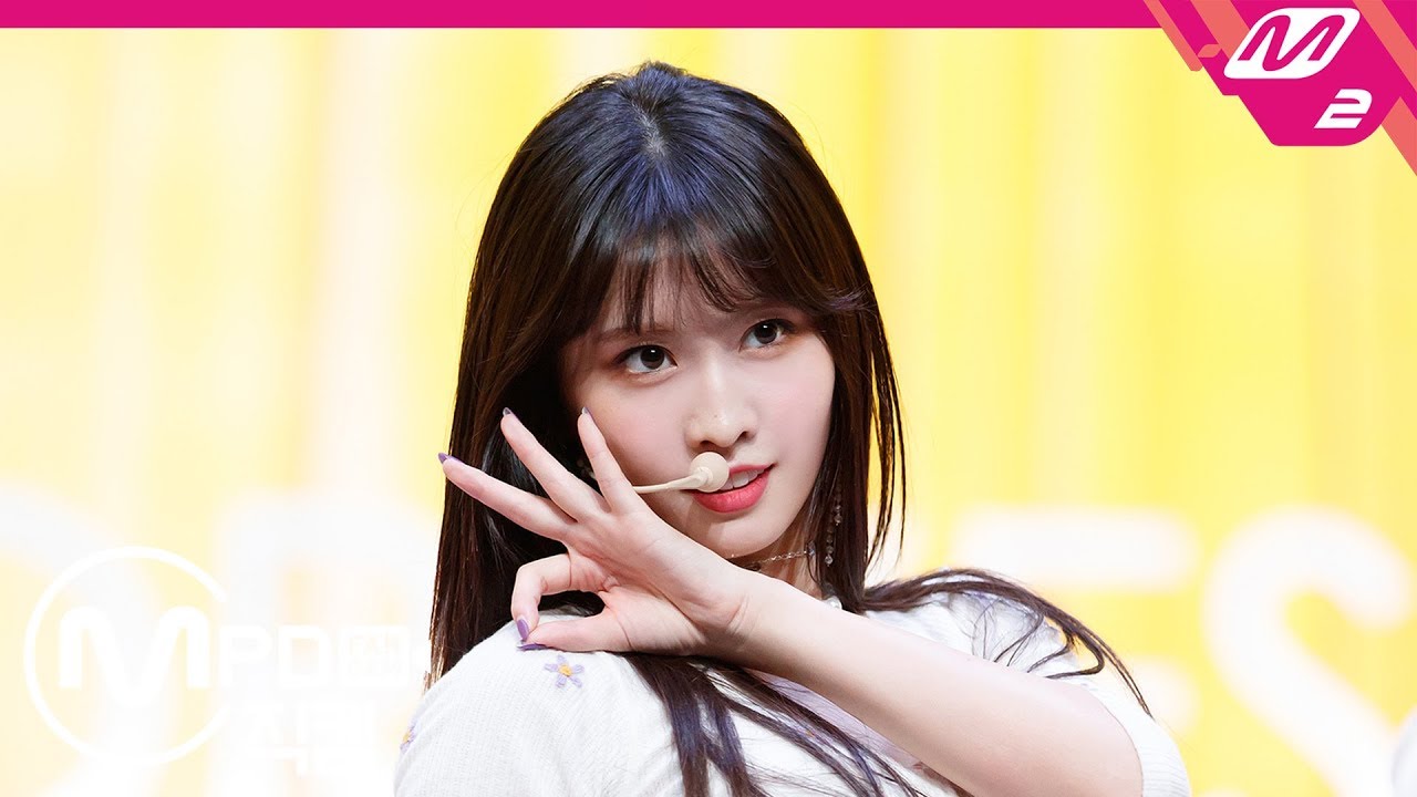 [MPD직캠] 트와이스 모모 직캠 'YES or YES' (TWICE MOMO FanCam) | @MCOUNTDOWN_2018.11.8