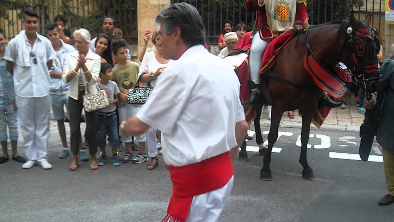 Tio Pedro ballant amb la Geganta de Tarragona