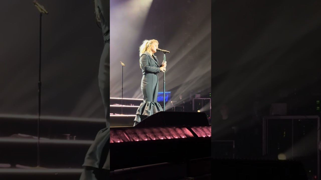 Kelly Clarkson covers Used to be Young by Miley Cyrus (Kellyoke) Las Vegas 12.31.2023 New Years Eve