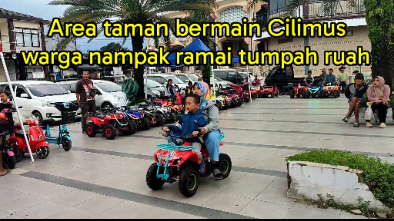 pemandangan di Taman Bermain Cilimus warga ramai tumpah ruah penuh kehidupan