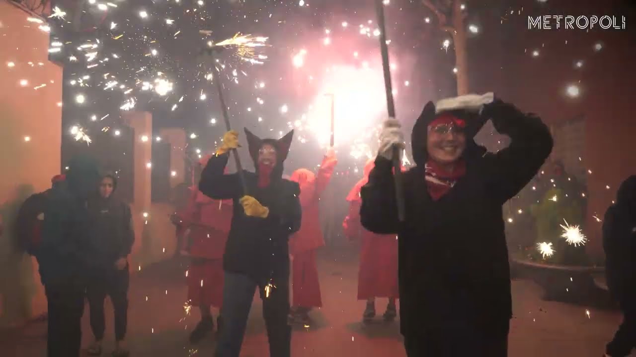 Así se vive un 'correfoc' durante las fiestas populares de Cataluña