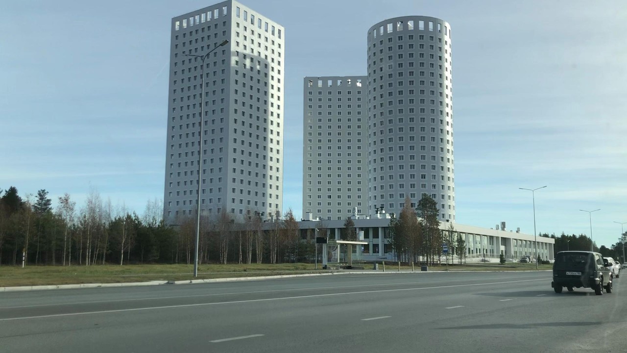 На машине по городу Когалым. От улицы Дружбы Народов до ТРЦ Галактика. Октябрь 2025