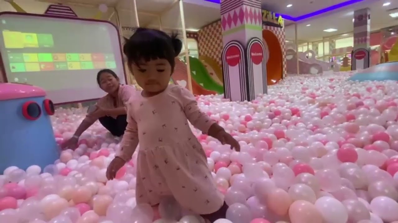 yaya 17 bulan main playground