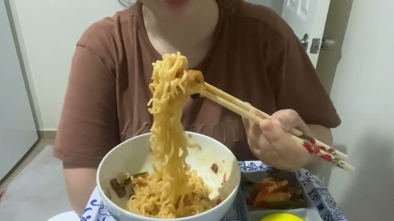 ASMR ACI BULDAK RAMEN DENEDİM