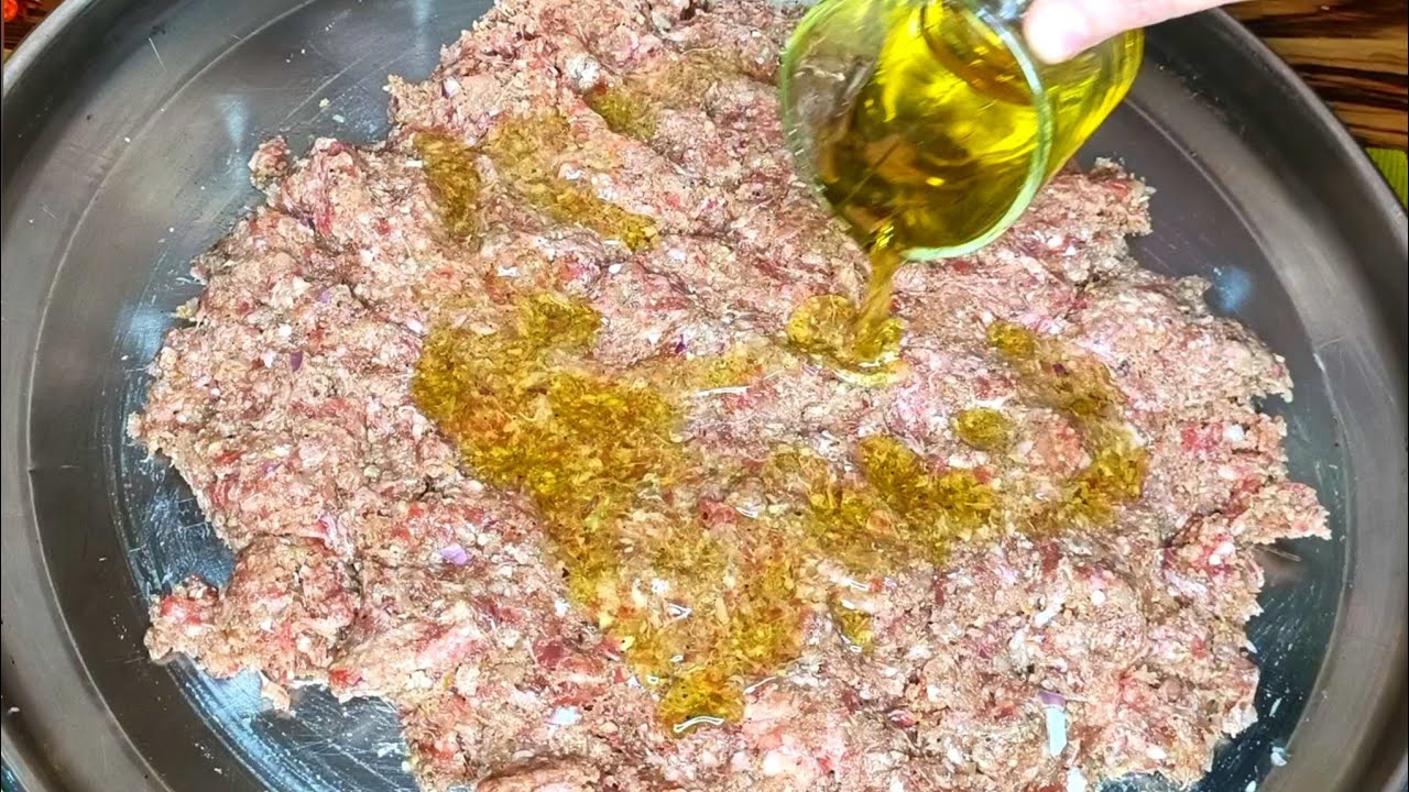 صبي الزيت على اللحمه المفرومه وادعيلى⁉️ أيوه زيت ضاعفى الكميه اعملى الذ كباب كلتيه كباب عبيدات ندمت❗