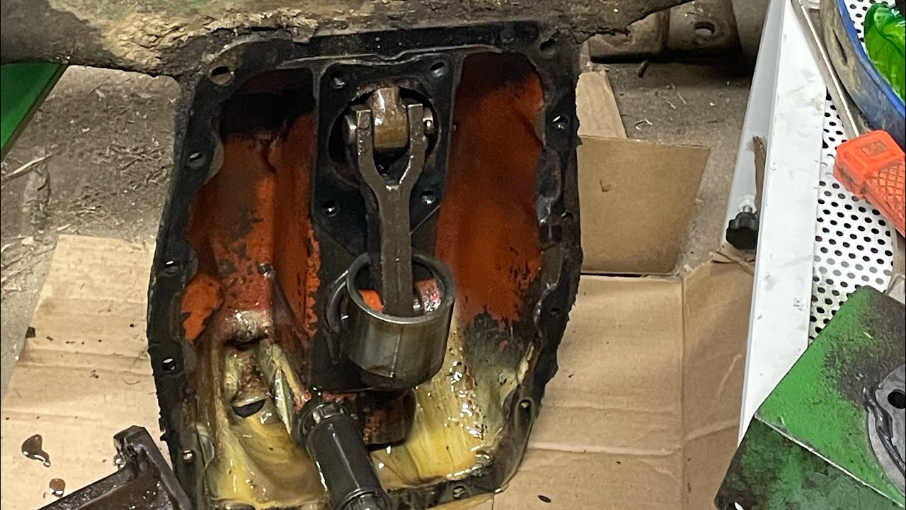 John Deere b Power-trol cylinder removal and inspection #deere #antiquetractors #johndeereclassic