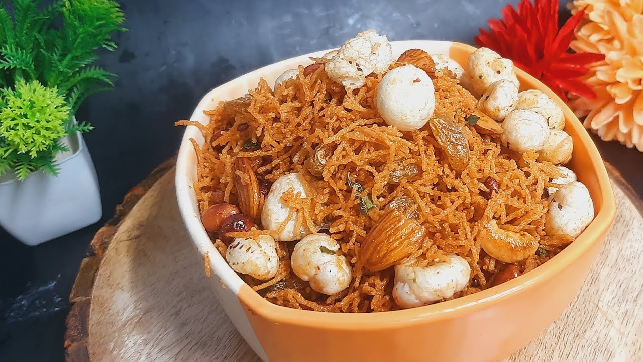 1 कप सूजी से बनाएं बहुत ही क्रिस्पी नमकीन 2 months storeable #namkeen @shashisinghthecookbook916