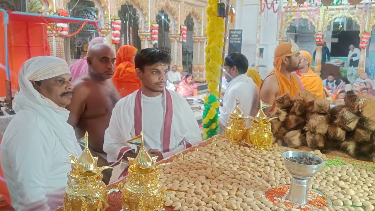 अर्घ समर्पित करते हुए 