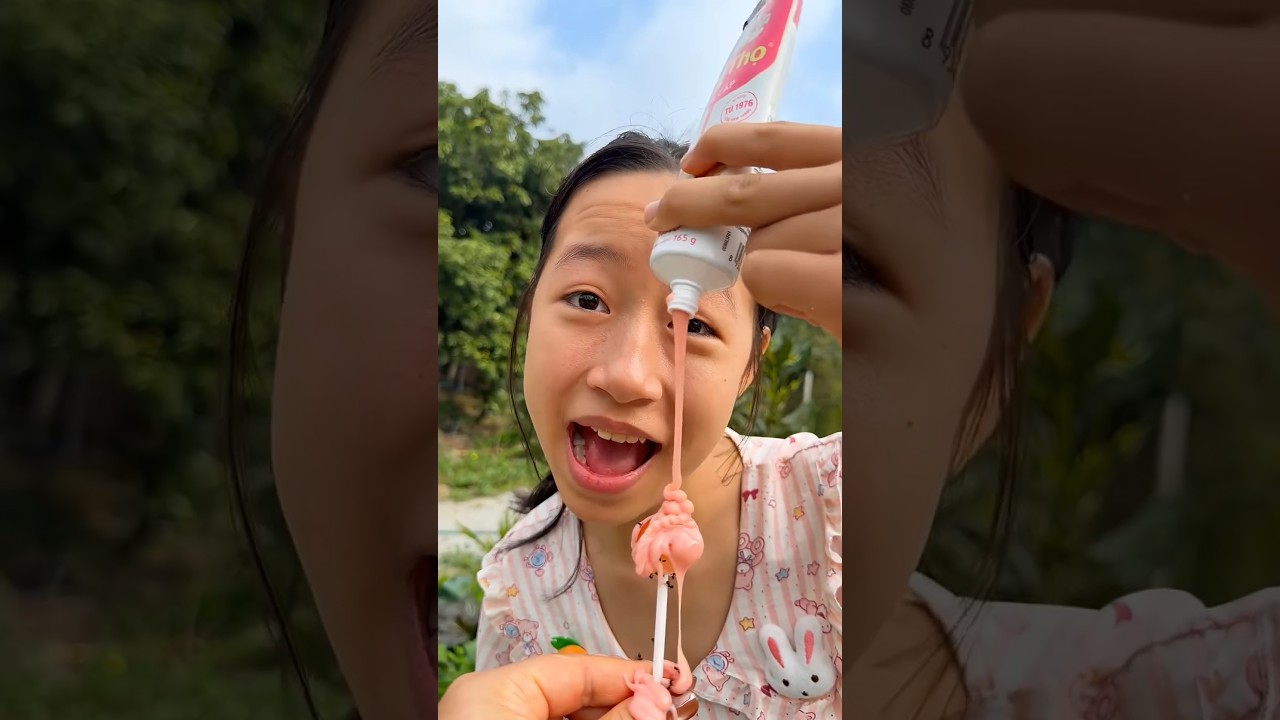 Gia đ&igrave;nh vui vẻ, c&ugrave;ng qỏa cam ớt cay b&iacute; ẩn v&agrave; c&aacute;c loại nước sốt c&agrave; ph&ecirc;, thơm ngon