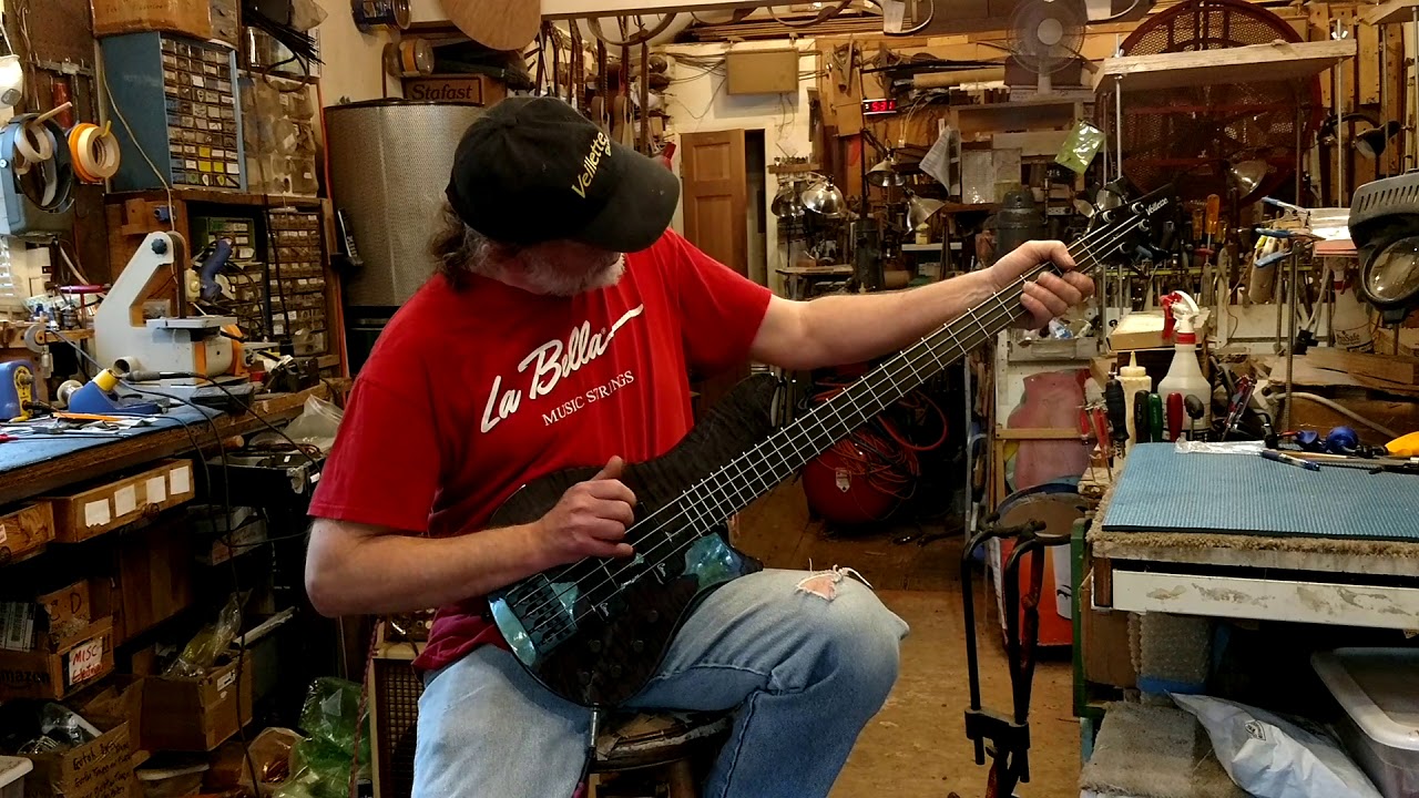 1095 Singlecut 4 string bass medium (32