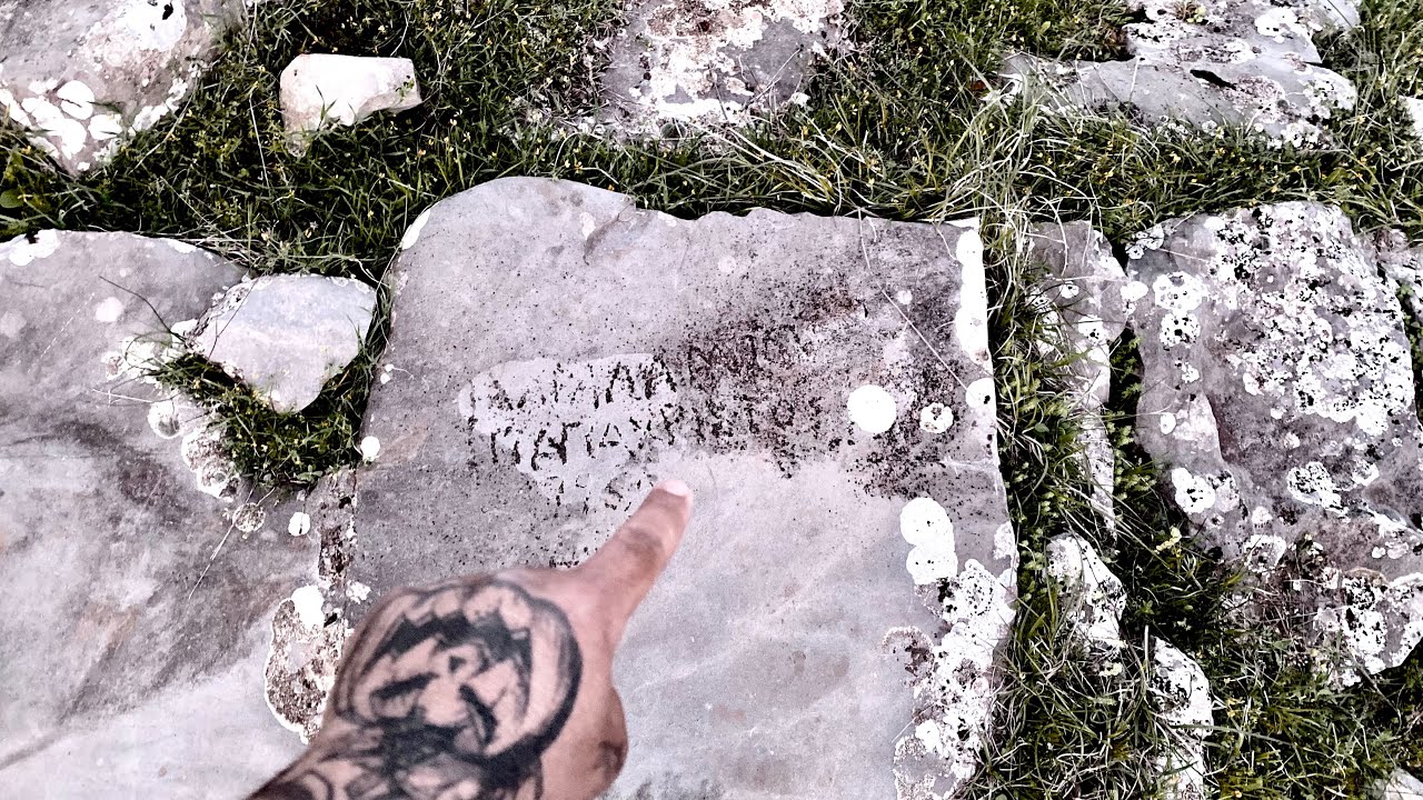 Το Χαραγμένο όνομα μέσα στο φυλάκιο￼