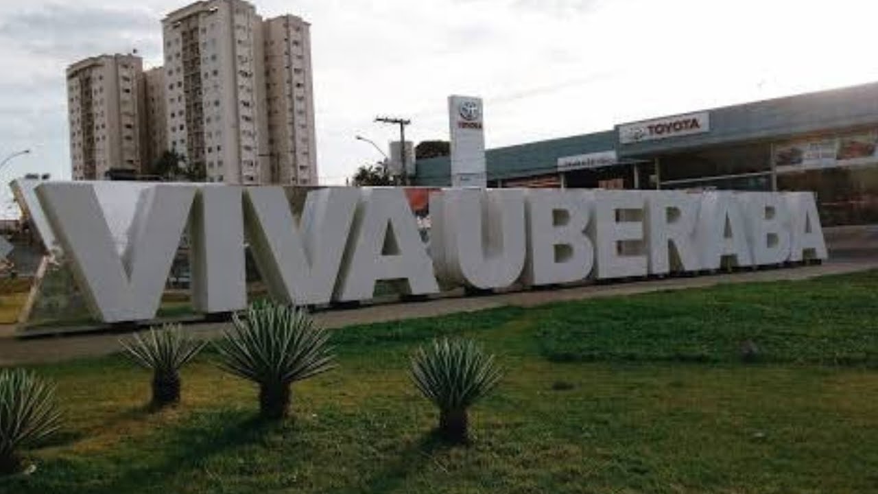 Andando pelas belas ruas arborizadas de Uberaba ( MG)