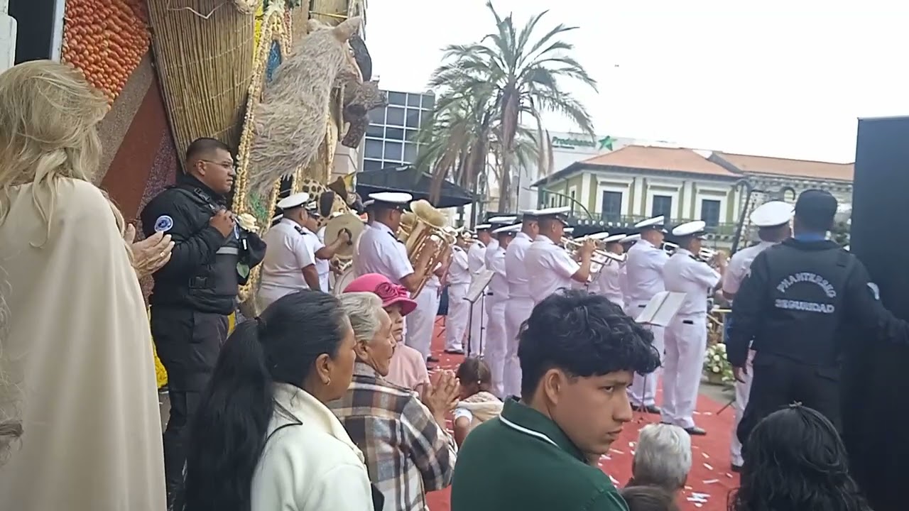 Banda de la Marina de Guayaquil entonando un albazo