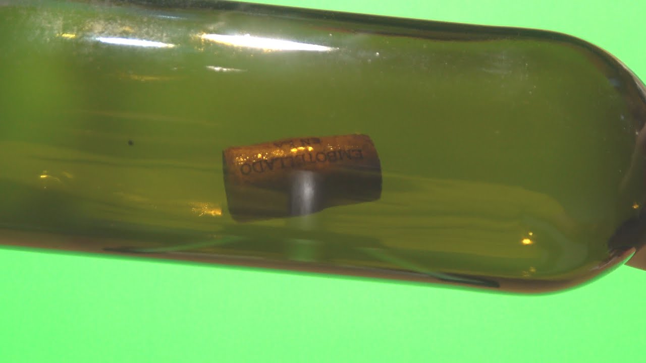 Cómo sacar un corcho de una botella de vidrio