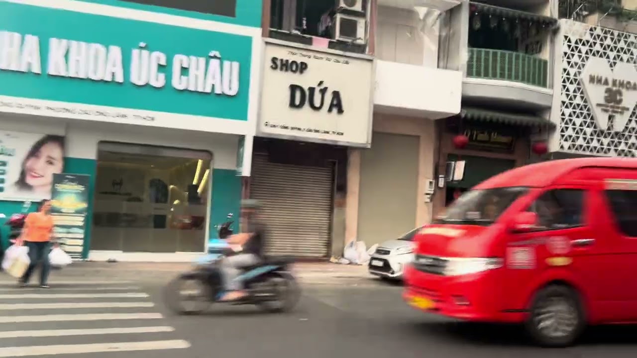 Đường phố ngày cận Tết 