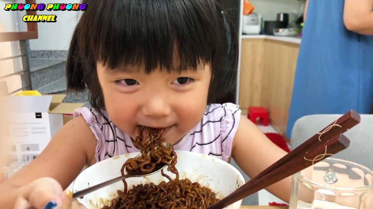 Ruby ăn mì tương đen hàn quốc
