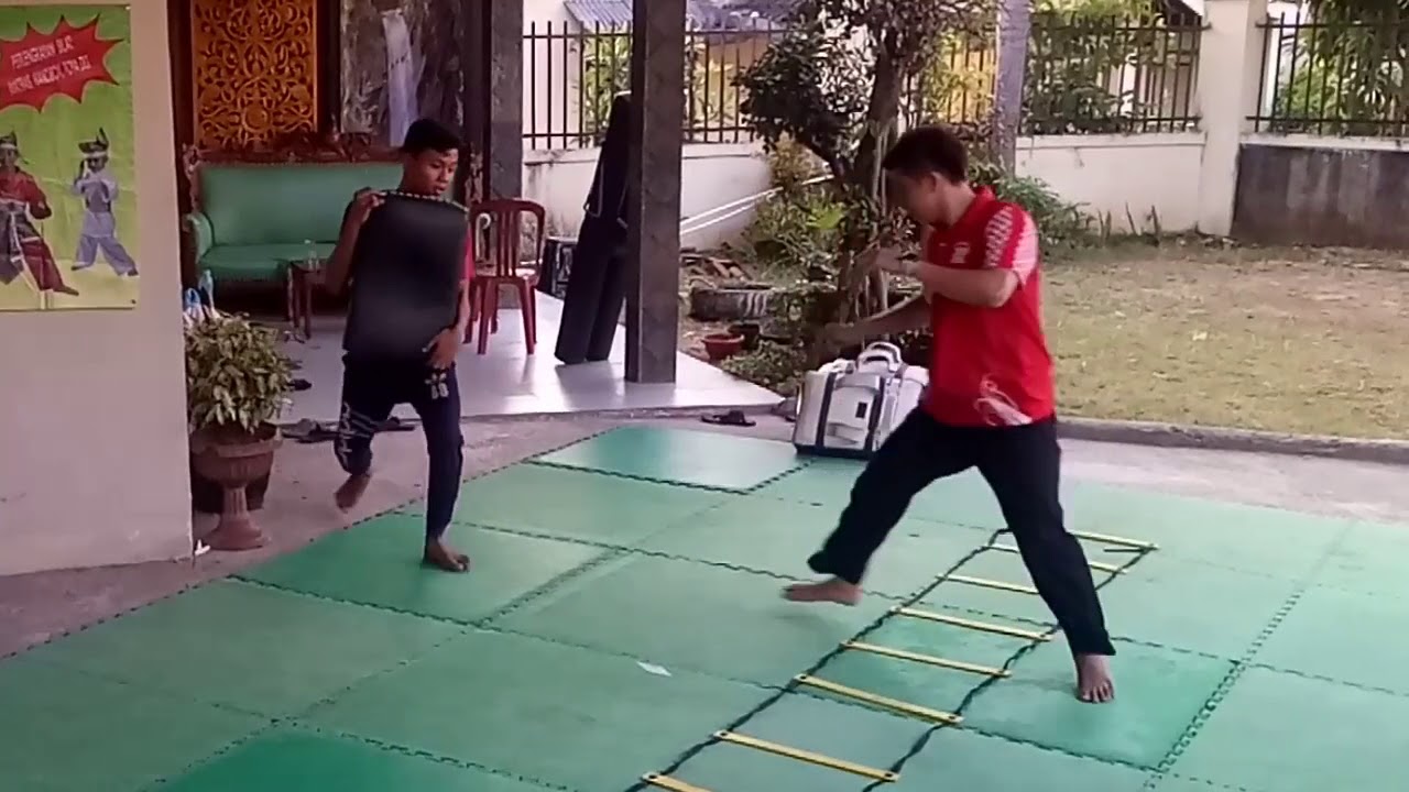 Latihan kelincahan dengan menggunakan ladder dan di aplikasi gerakan silat