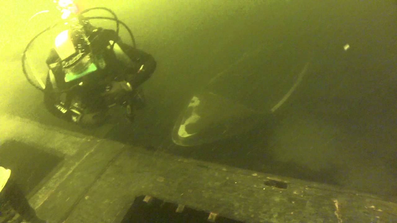 Ook het  baggerschip en oude onderwaterhuis worden gemeten voor de onderwaterkaart.
