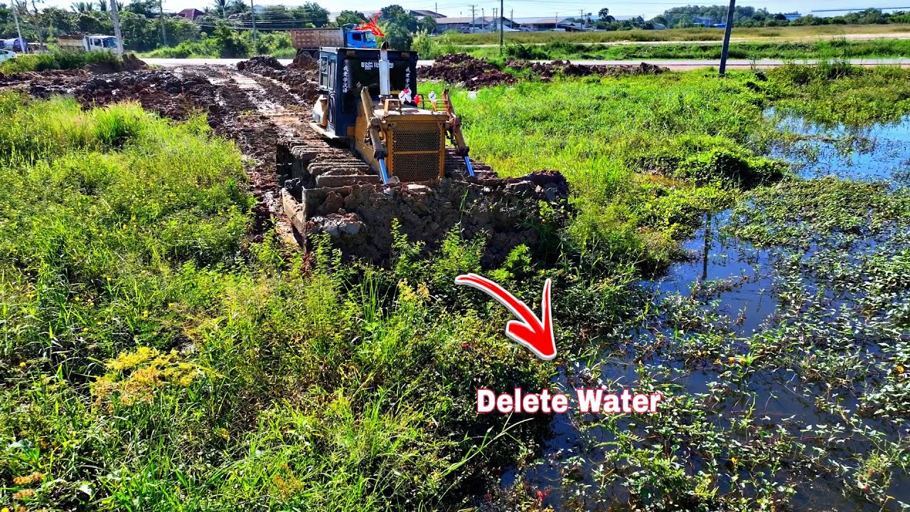 WONDERFUL DRIVING MACHINERY BULLDOZER KOMATSU D60P PUSH SOIL AND MUD DELETE WATER