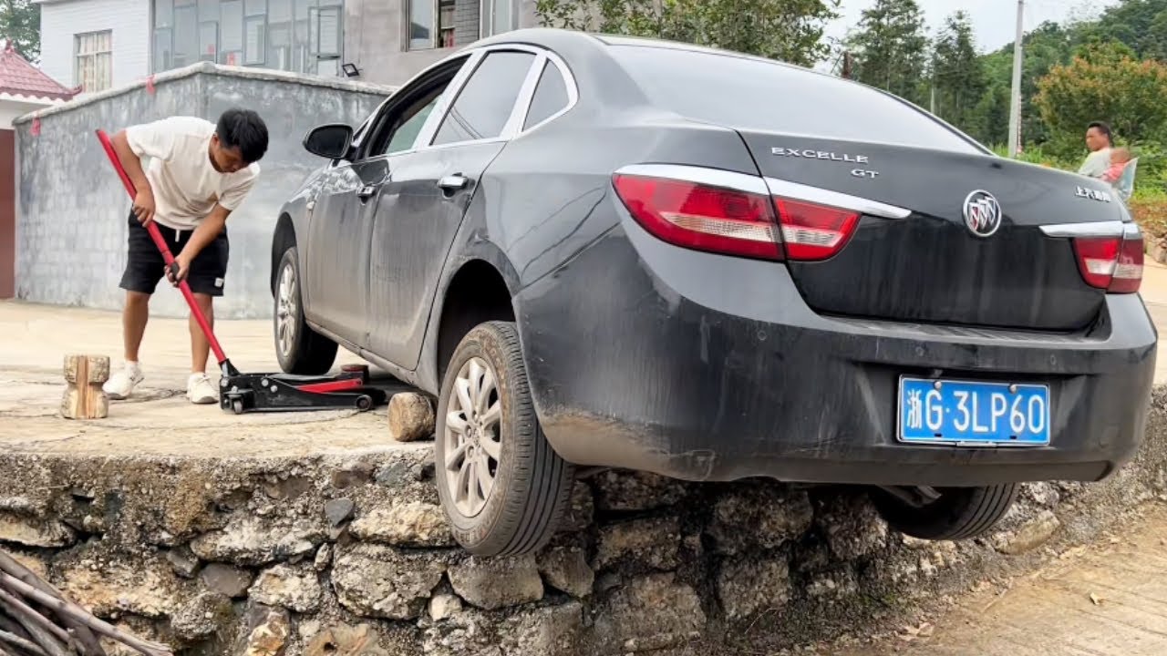 The Rear Wheel Of The Car Fell Into The Curb While Reversing, And The Car Started Emitting Smoke.