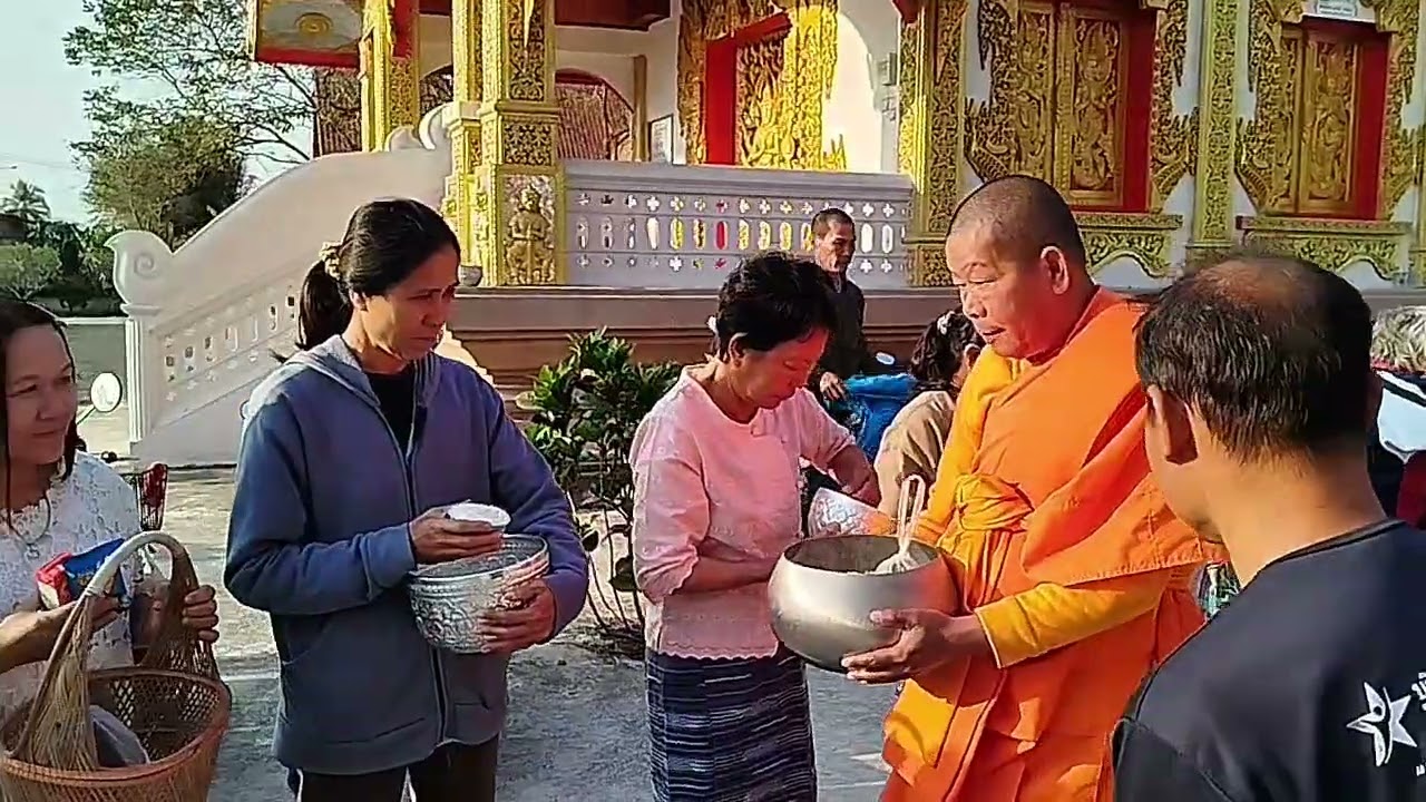 ทำบุญตักบาตร