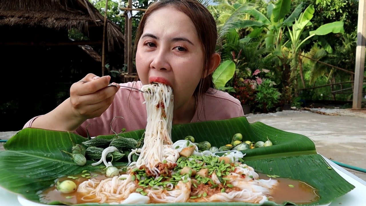 ขนมจีนน้ำยาป่าน้ำนัวๆ แกล้มแคบหมูกรอบสนั่น