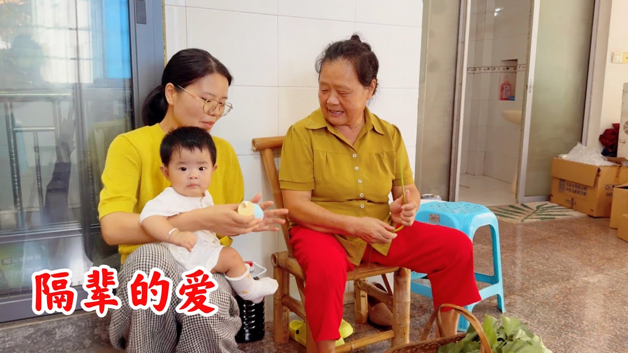 瑶瑶的第一口鸡肉辅食，奶奶特意洗了自家散养的小土鸡。看着瑶瑶小嘴吧嗒吧嗒吃得香，老人家眼角的皱纹都笑开了花…满满都是隔辈的爱