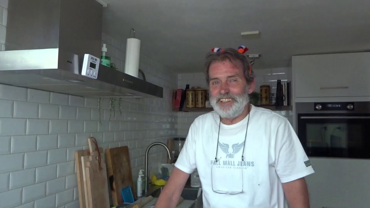 1 Geheimen van de steeg - Jan Hop bakt Weespermoppen