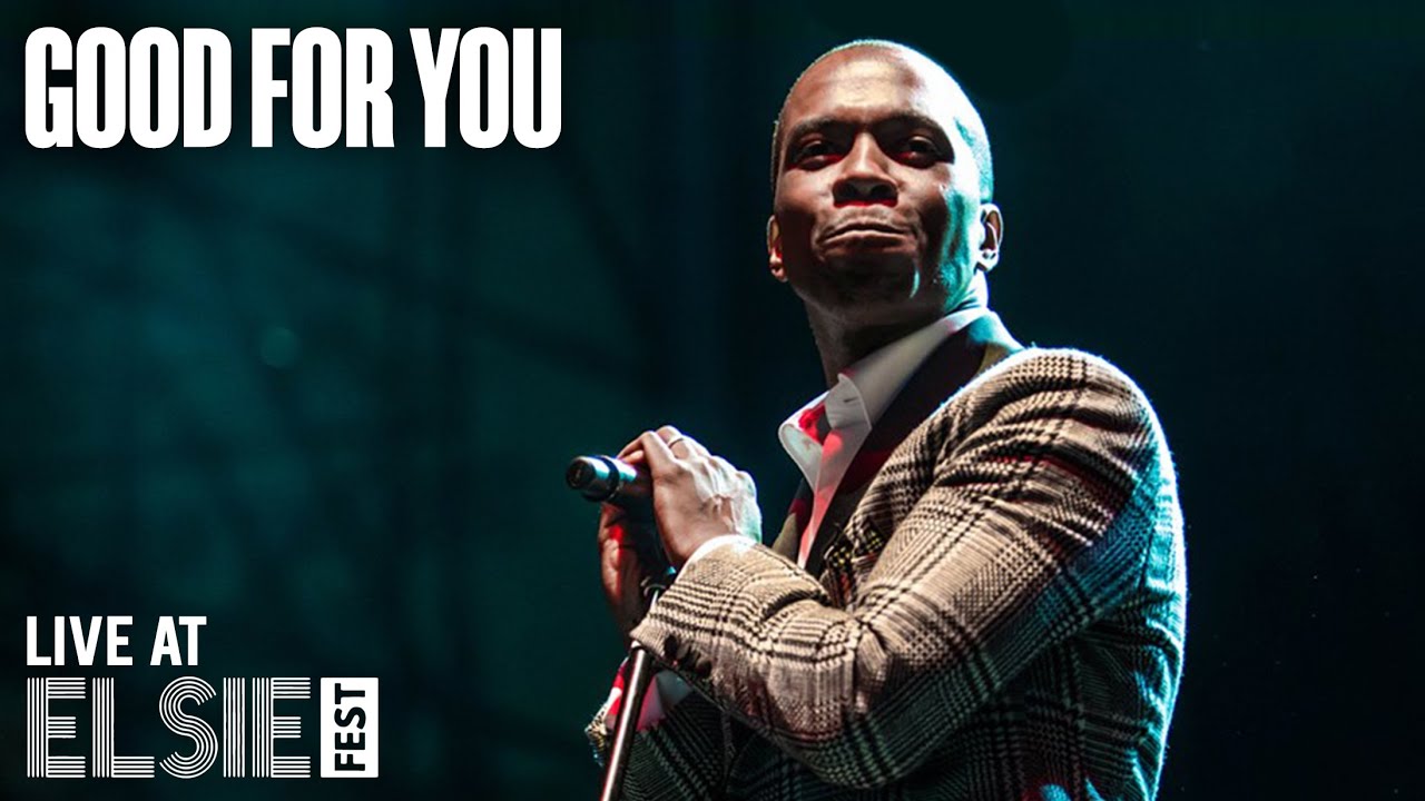 Leslie Odom Jr. Performs 